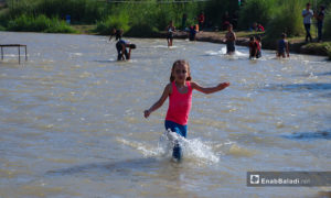 طفلة تلهو في نهر حنة في عفرين - 7 آب 2020 (عنب بلدي/عاصم الملحم)