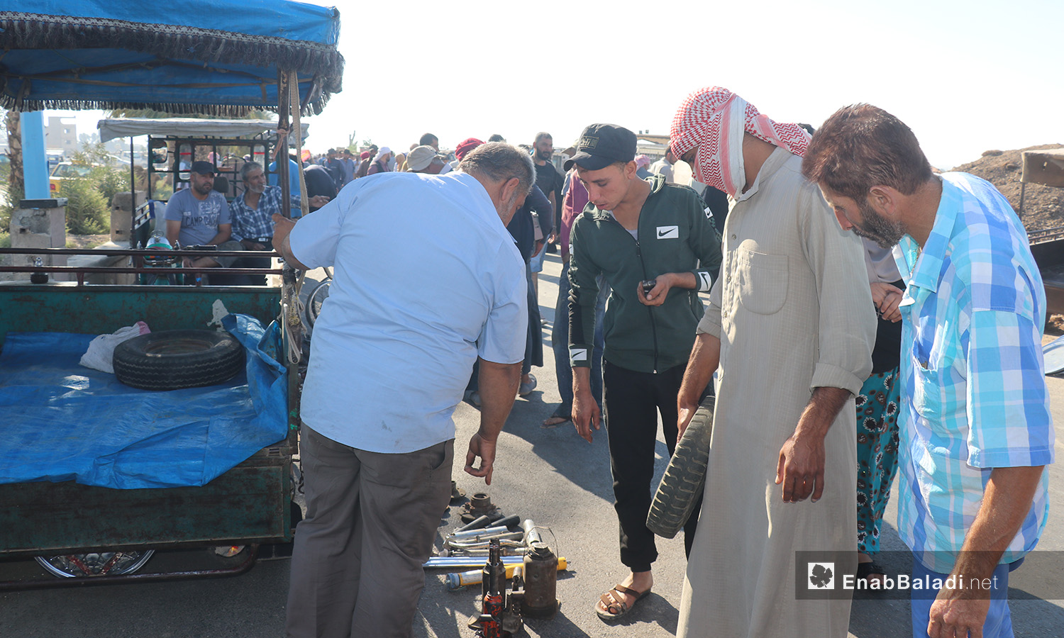 بيع الأدوات المستعملة في سوق الجمعة بمدينة الرقة - 8 آب 2020 (عنب بلدي/عبد العزيز الصالح)
