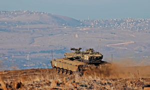 مدرعة إسرائيلية على مرتفعات الجولان المحتل بالقرب من الحدود السورية بعد ساعات من إطلاق أربعة صواريخ- 19 من تشرين الثاني 2019 (AFP)
