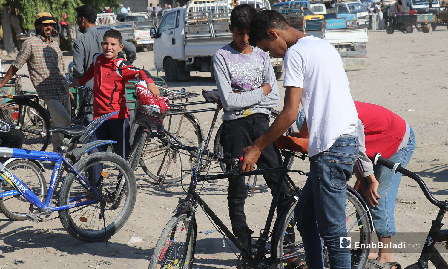 بيع الدراجات الهوائية في سوق الجمعة بمدينة الرقة - 8 آب 2020 (عنب بلدي/عبد العزيز الصالح)