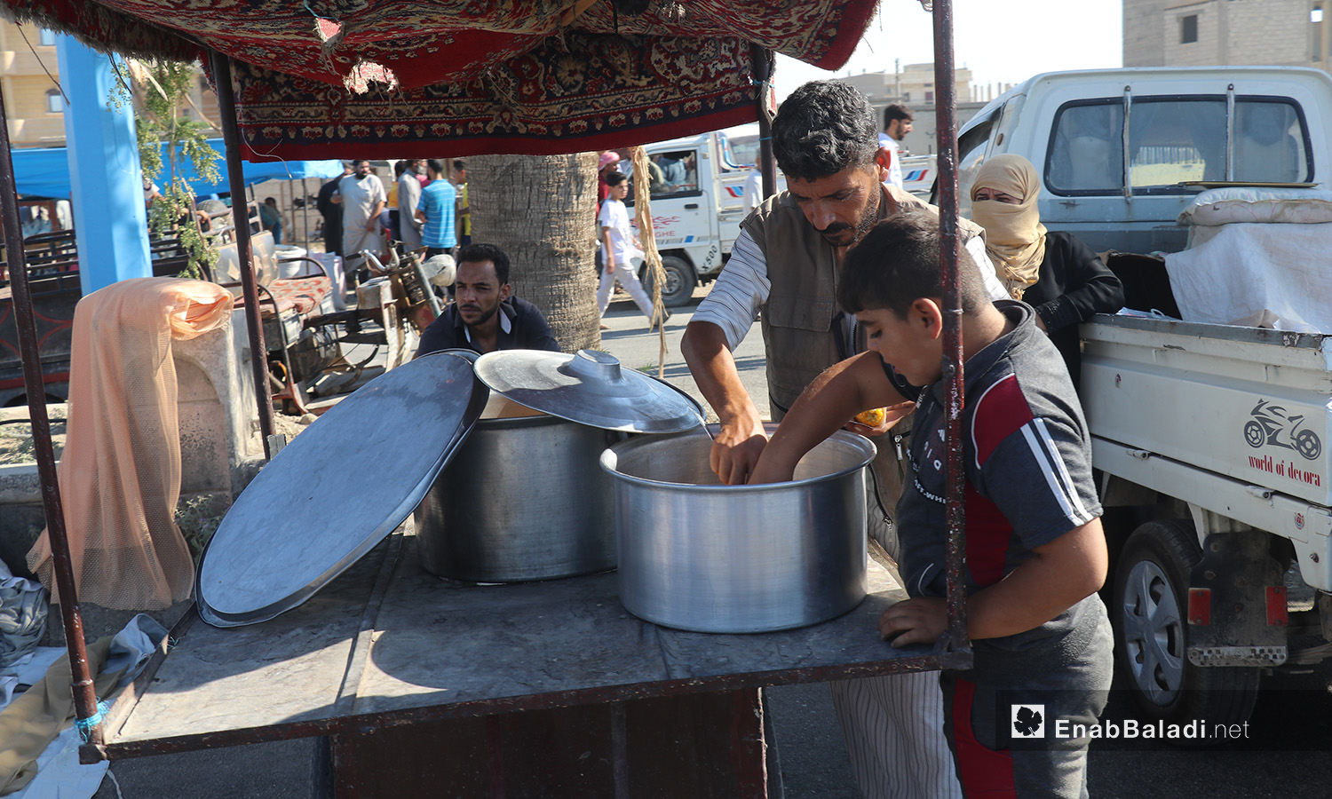 في سوق الجمعة بمدينة الرقة - 8 آب 2020 (عنب بلدي/عبد العزيز الصالح)