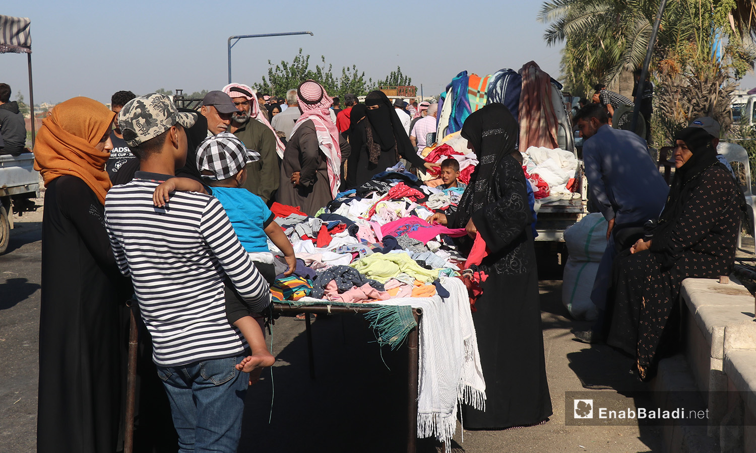 بسطة لبيع الثياب في سوق الجمعة بمدينة الرقة - 8 آب 2020 (عنب بلدي/عبد العزيز الصالح)