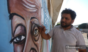 رسام الغرافيتي عزيز أسمر رسمهما "وفاءً وتقديرًا" لما قدماه و"تخليدًا" لهما في ذاكرة الثورة السورية -2 آب 2020(عنب بلدي/يوسف غريبي)