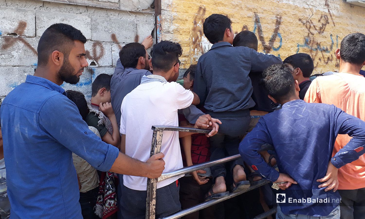 ازدحام على أحد أفران الخبز في مدينة الرقة - 6 آب 2020 (عنب بلدي/عبد العزيز الصالح)