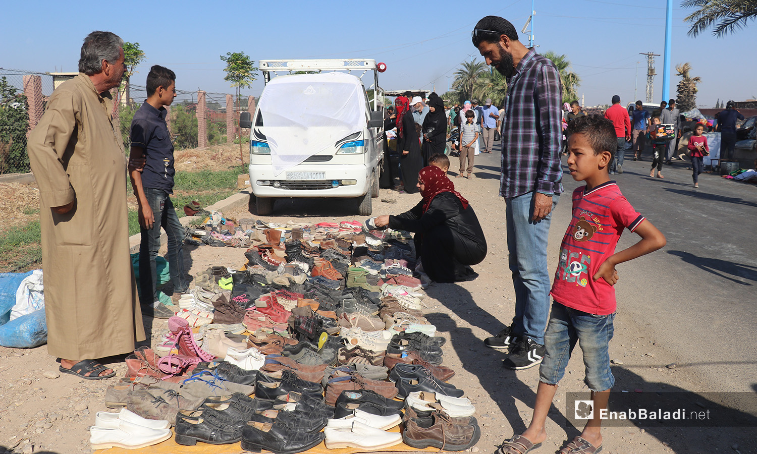 بسطة لبيع الأحذية في سوق الجمعة بمدينة الرقة - 8 آب 2020 (عنب بلدي/عبد العزيز الصالح)