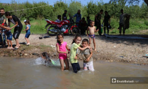 أطفال يسبحون في نهر حنة في عفرين - 7 آب 2020 (عنب بلدي/عاصم الملحم)