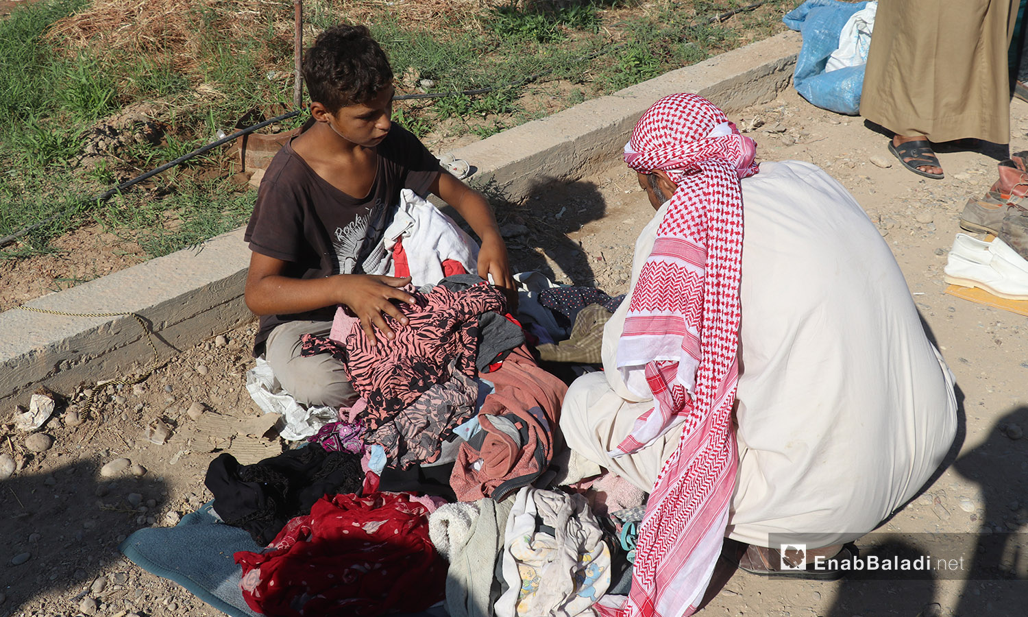 بسطة لبيع الثياب في سوق الجمعة بمدينة الرقة - 8 آب 2020 (عنب بلدي/عبد العزيز الصالح)