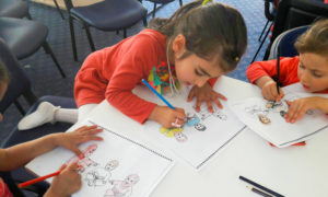 طفلات سوريات يتعلمن الرسم في إدى مدارس أنطاكيا في تركيا - نيسان 2018 (صفحة مدرسة الأمل على فيسبوك)