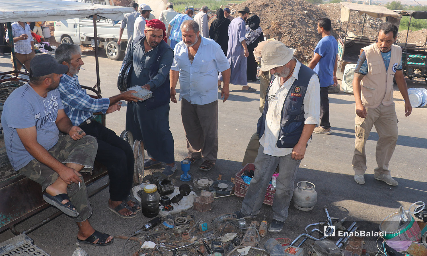 بسطة لبيع الأدوات المستعملة في سوق الجمعة بمدينة الرقة - 8 آب 2020 (عنب بلدي/عبد العزيز الصالح)