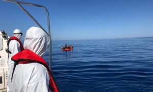 قارب دفعه خفر السواحل اليوناني إلى المياه الإقليمية التركية 14 من أيار 2020 (خفر السواحل التركي)