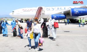 عائدون سوريون من الشارقة نقلتهم طائرة السورية للطيران إلى مطار القرداحة 12 من أيار 2020 (سانا)