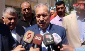 رئيس الوزراء السوري حسين عرنوس خلال زيارة إلى ريف محافظة الرقة 3 من أيلول 2019 (سانا)