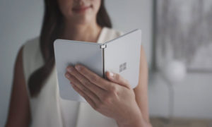 لقطة من الإعلان الترويجي لجهاز Surface Duo الجديد (يوتيوب)