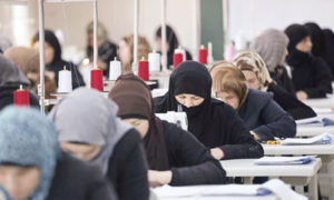 نساء سوريات يعملن في ورشة للخياطة في تركيا (Hürriyet)