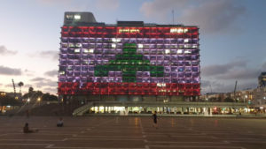مبنى بلدية "تل أبيب" الإسرائيلية وهو مضاء بألوان علم لبنان- 5 من آب (إسرائيل بالعربية تويتر)