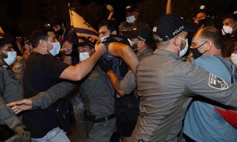 اشتباكات بين المتظاهرين والشرطة الإسرائيلية في القدس 22 من آب 2020 (تايمز أوف إسرائيل)