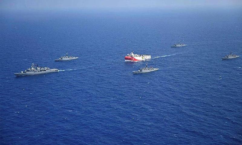 السفينة التركية أوروتش رئيس بصحبة سفن حربية في البحر المتوسط (a haber)