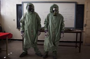 متطوعون يرتدون الملابس الواقية من الكيماويات في فصل دراسي في حلب - 15 أيلول 2013 (AFP)
