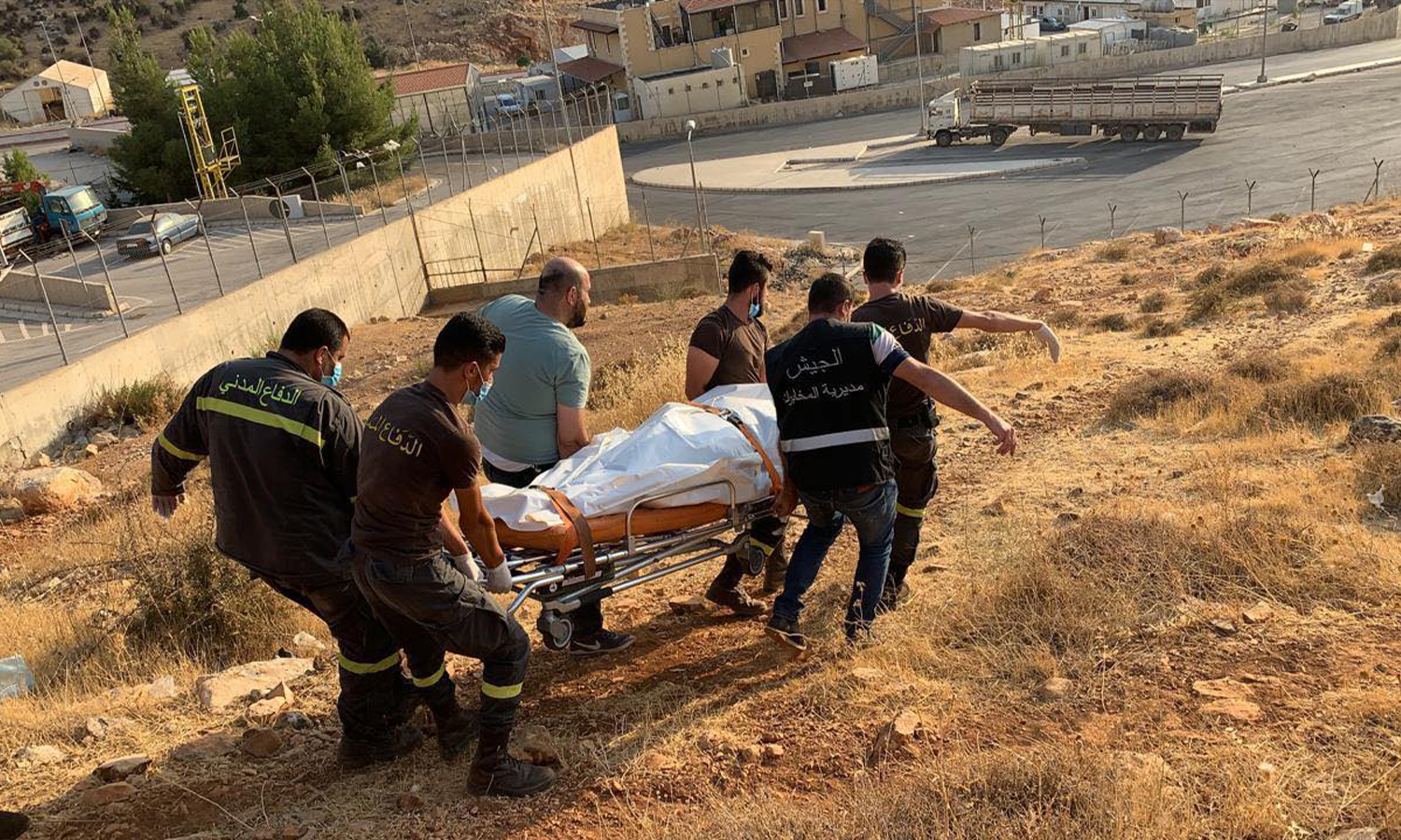 الأمن العام اللبناني ينقلون جثة الفتاة السورية من مقطة المصنع اللبنانية_ 5 من أيلول