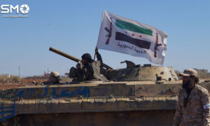 عناصر من الجبهة الجنوبية في قوات المعارضة بجانب عربة مدرعة - 23 آذار 2017 (الهيئة السورية للإعلام)