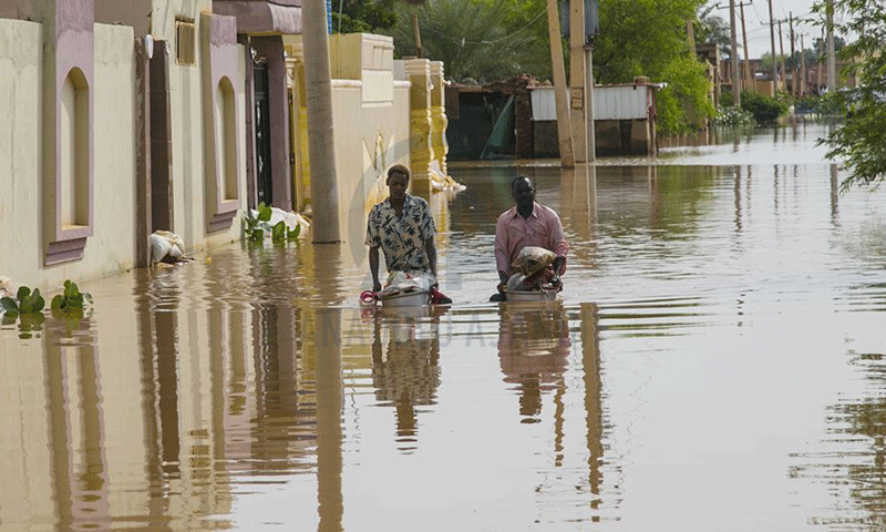 أثاث عائم، والقوارب باتت وسيلة للتنقل، والمنازل خاوية من البشر في السودان بسبب فيضان نهر النيل 2 من أيلول 2020 (الأناضول)
