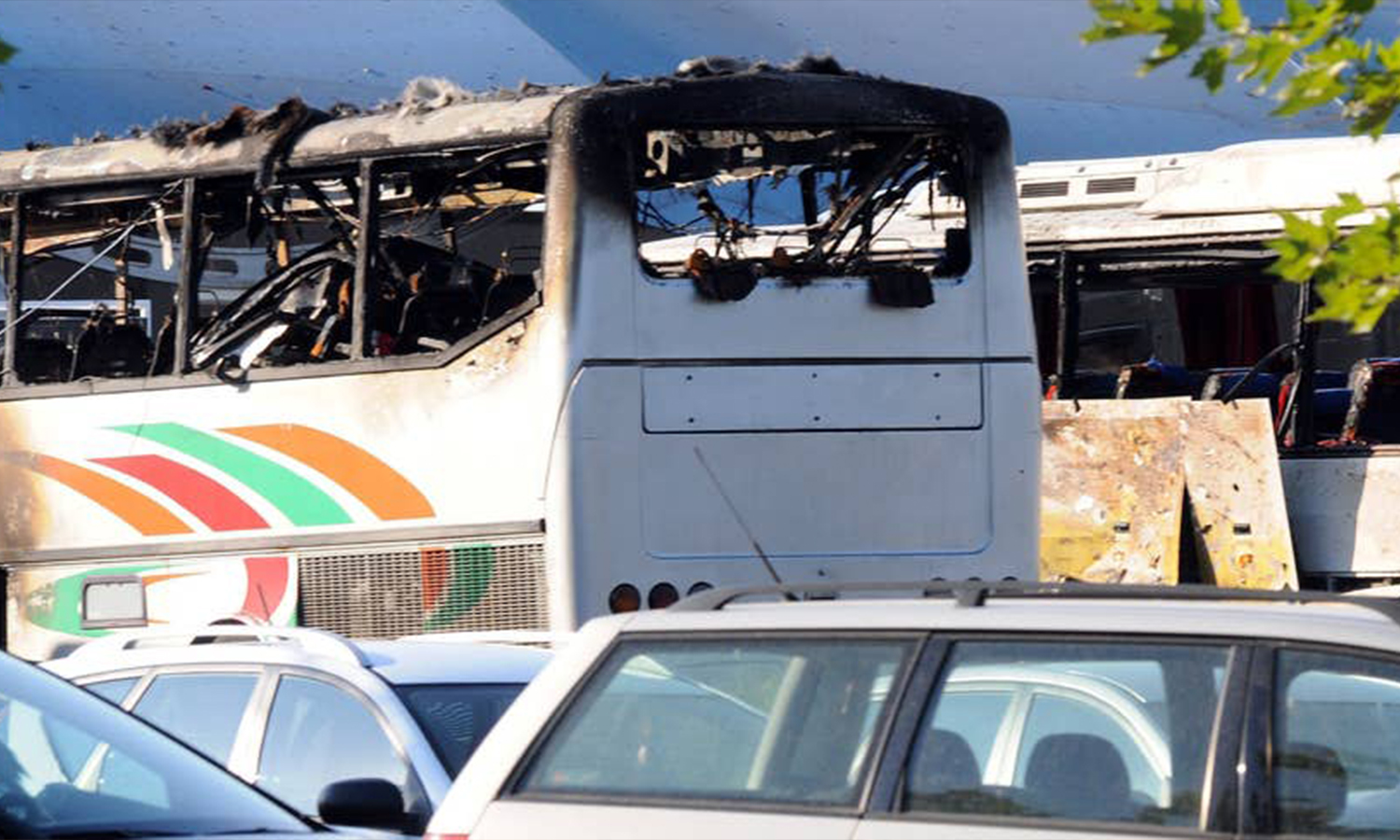 الحافلة المنفجرة في مطار بورجاس في بلغاريا بعد انفجار قنبلة في 18 من تموز 2012. (AFP)
