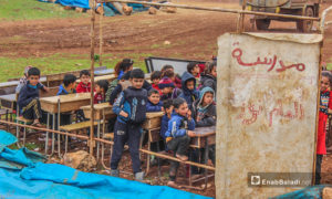 طلاب في مخيم بمنطقة كفر عروق شرقي إدلب 13 من آذار 2020 (عنب بلدي)
