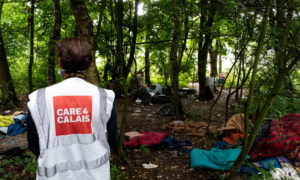 متطوعون في مخيم للمهاجرين في شمال فرنسا. تصوير: Charlie Ermine / Care4Calais / PA
