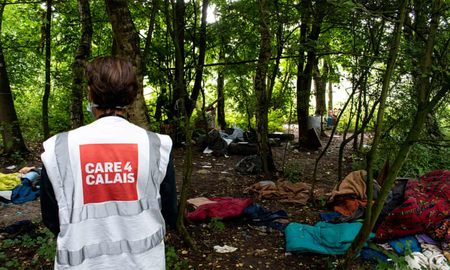 متطوعون في مخيم للمهاجرين في شمال فرنسا. تصوير: Charlie Ermine / Care4Calais / PA