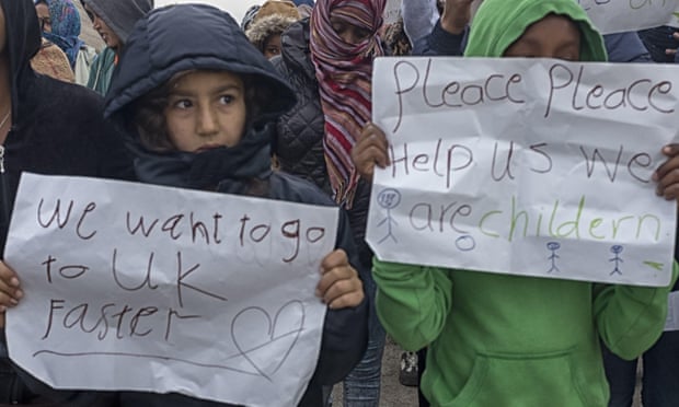 أطفال يحملون لافتات تطلب المساعدة من المملكة المتحدة أثناء تفكيك مخيم كاليه للاجئين. 28 من كانون 28 من كانون الأول 2016 ستاثام / سيبا / ريكس / شاترستوك