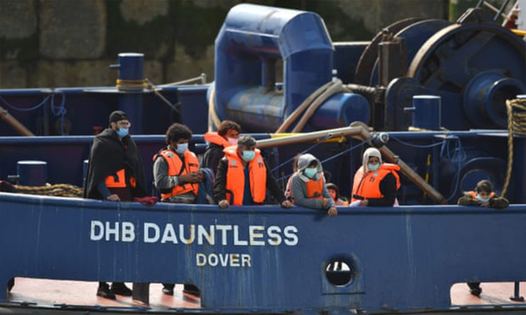 يتم إحضار المهاجرين من قبل قوة الحدود البريطانية بعد عبور القناة بشكل غير قانوني على زورق. وكالة الصحافة الفرنسية
