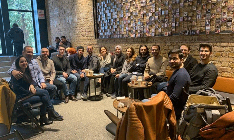 اجتماع للشباب السوريين المشاركين في مبادرة "EMBARK" من عدة مواسم في مدينة إسطنبول- 5 من كانون الثاني لعام 2020 (صفحة المبادرة عبر "فيس بوك")