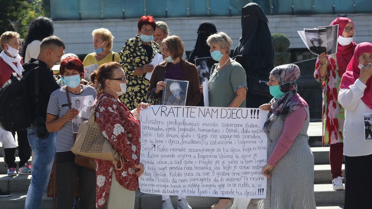 أقارب البوسنيين المحتجزين في معسكرات لمؤيدي "تنظيم الدولة الإسلامية" في سوريا يتظاهرون في سراييفو. BalakanInsight 24 من أيلول.