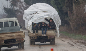 عائلات سورية تلجأ إلى عفرين هربًا من النزاع  في إدلب. ( خليل الشاوي)