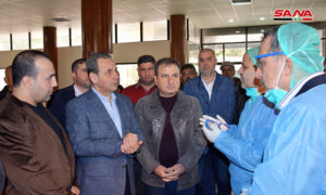 وزير الصحة السوري الاسبق في زيارته لمستشفى اللاذقية (سانا)