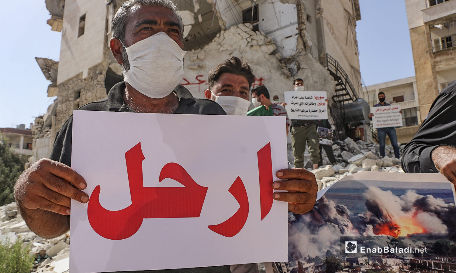 رجل يحمل لوحة كتب عليها: ارحل في الذكرى الخامسة للتدخل الروسي في سوريا في مدينة إدلب - 30 أيلول 2020 (عنب بلدي /أنس الخولي)
