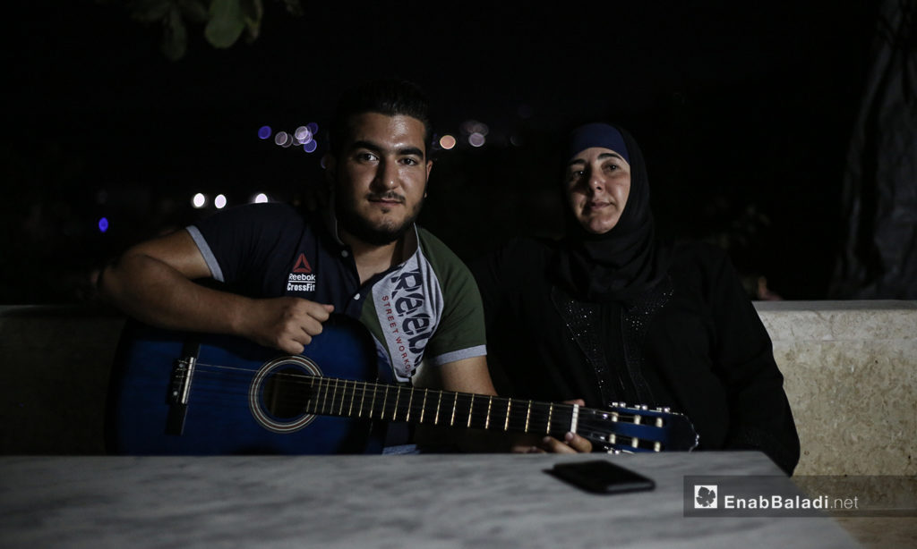 مازن مع والدته في منزلهما ببلدة عقربات شمال إدلب-08 أيلول 2020 (عنب بلدي/ يوسف غريبي)