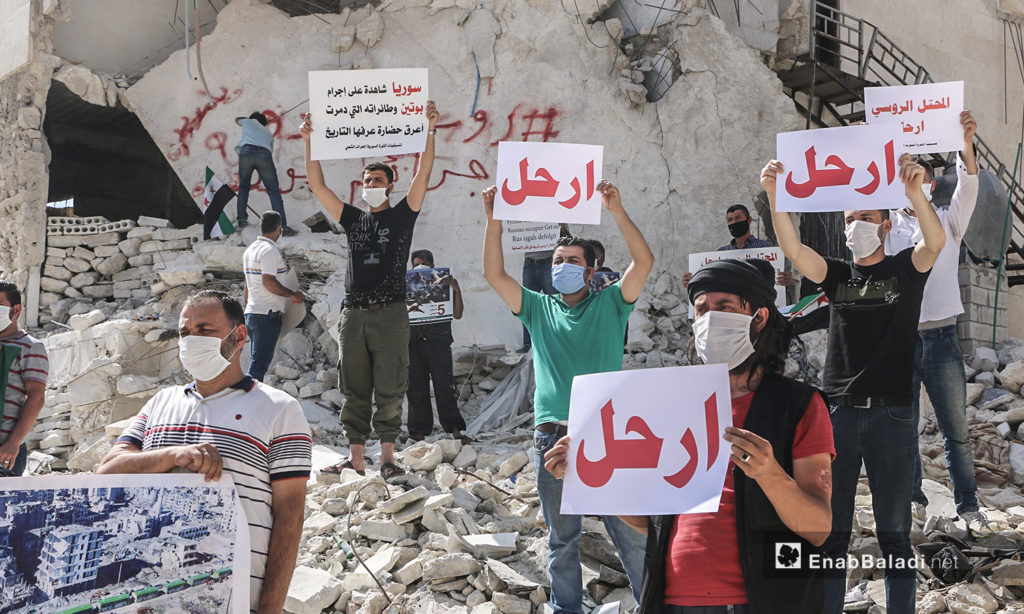 وقفة احتجاجية للذكرى الخامسة لتدخل بسوريا في مدينة إدلب - 30 أيلول 2020 (عنب بلدي / أنس الخولي)