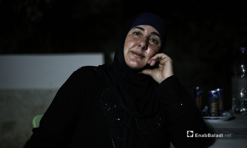 والدت الشاب مازن في منزلهما ببلدة عقربات شمال إدلب-08 أيلول 2020 (عنب بلدي/ يوسف غريبي)