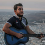 مازن الشيخ يعزف على تله بلدة عقربات المطلة على المخيمات والقرى  -08 أيلول 2020 (عنب بلدي/ يوسف غريبي)

