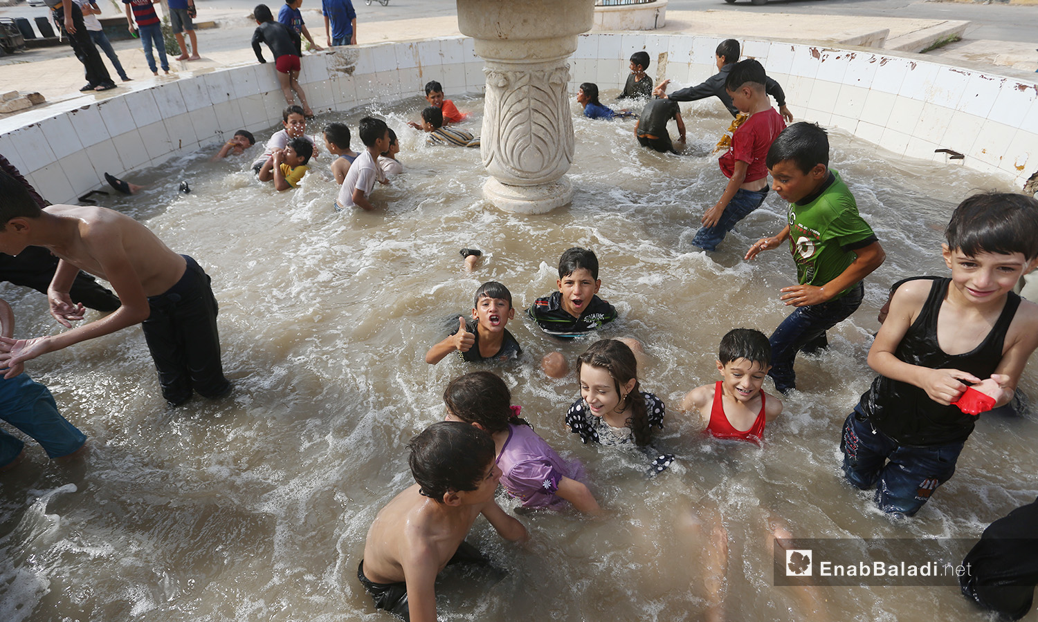 النافورة ملجأ الأطفال من الحر في دوار معرة مصرين - 2 أيلول 2020 (عنب بلدي/ يوسف غريبي)