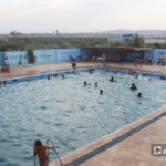 أطفال يسبحون في مسبح "الإرادة" في كللي بريف إدلب الشمالي - أيلول 2020 (عنب بلدي/ إياد عبد الجواد)