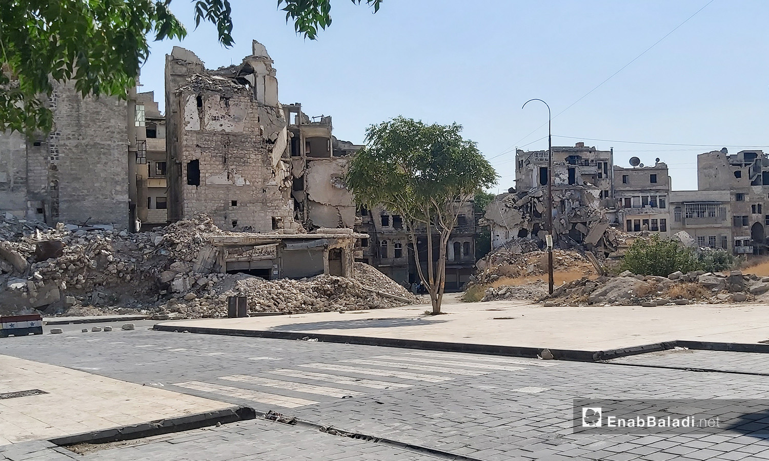 أبنية مهدمة بالقرب من قلعة حلب - 28 آب 2020 (عنب بلدي)