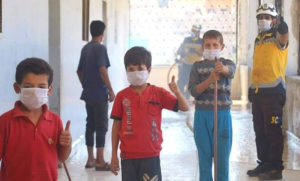 أطفال في بلدة احسم بريف إدلب الجنوبي يشاركون متطوعي الدفاع المدني السوري  في تنظيف مدرسة البلدة - 25  من أيلول 2020 (الدفاع المدني)