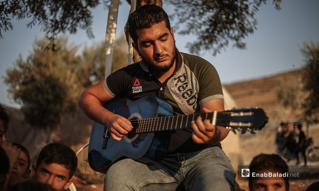 مازن الشيخ يعزف في مخيم بالقرب من بلدة عقربات شمال إدلب-08 أيلول 2020 (عنب بلدي/ يوسف غريبي)