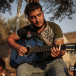مازن الشيخ يعزف  في مخيم بالقرب من بلدة عقربات شمال إدلب-08 أيلول 2020 (عنب بلدي/ يوسف غريبي)

