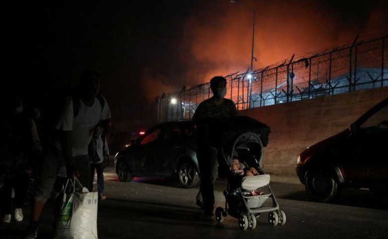 من أجواء الحرائق المندلعة في مخيم موريا للاجئين في اليونان- 9 أيلول 2020 (رويترز)