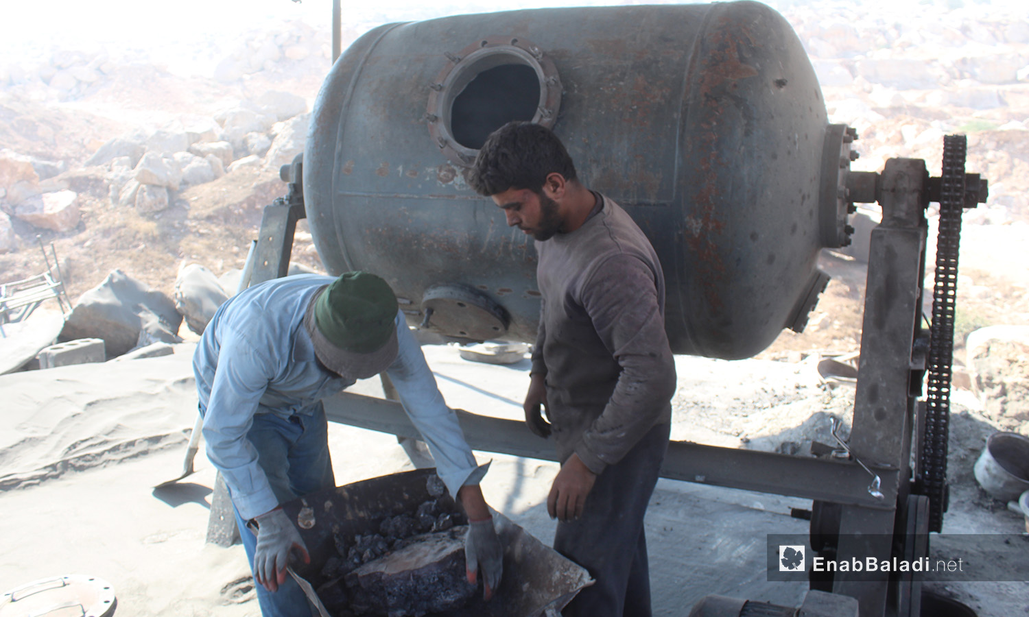 تحضير المعادن لإذابتها في شمال إدلب  - 26 آب 2020 (عنب بلدي / إياد عبد الجواد)