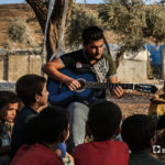مازن الشيخ يعزف  في مخيم بالقرب من بلدة عقربات شمال إدلب-08 أيلول 2020 (عنب بلدي/ يوسف غريبي)

