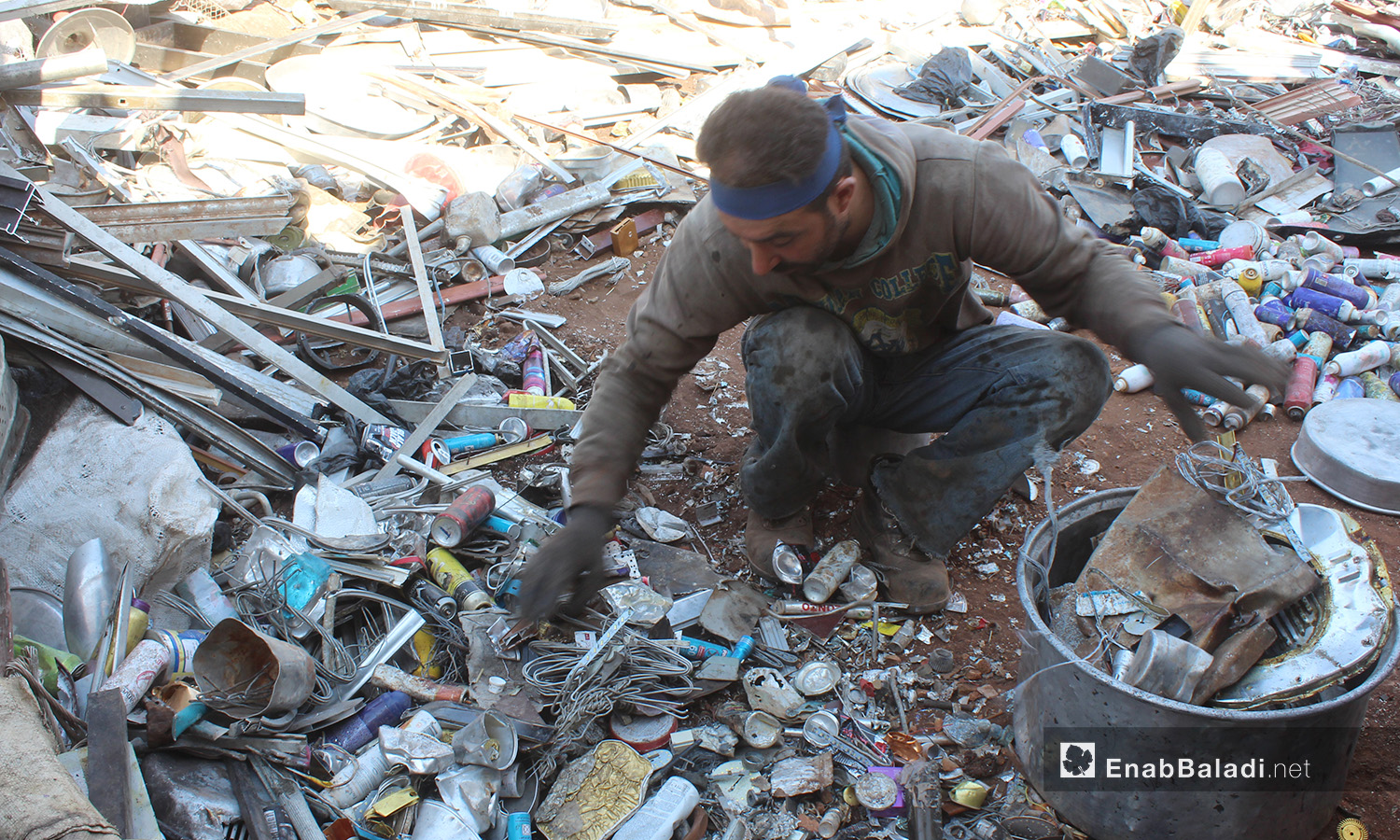 تجميع المعدن لعملية الصهر في شمال إدلب  - 26 آب 2020 (عنب بلدي / إياد عبد الجواد)
